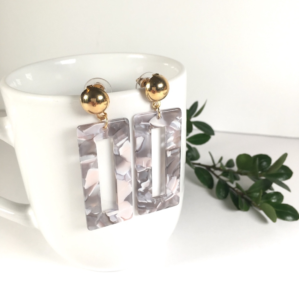 Gray Geometric Tortoise Shell Dangle Earrings - Picture 3 of 4